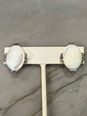 Vintage Signed Oscar de La Renta Clip On Earrings